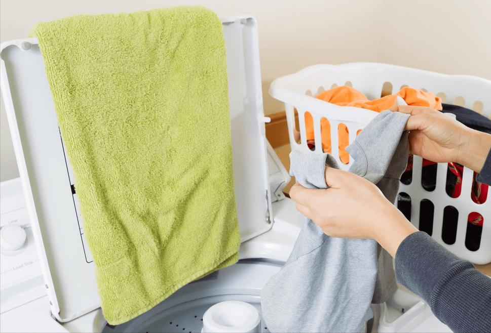 男子阴处局部痒怎么回事,医生检查阴虱的镊子和刀片