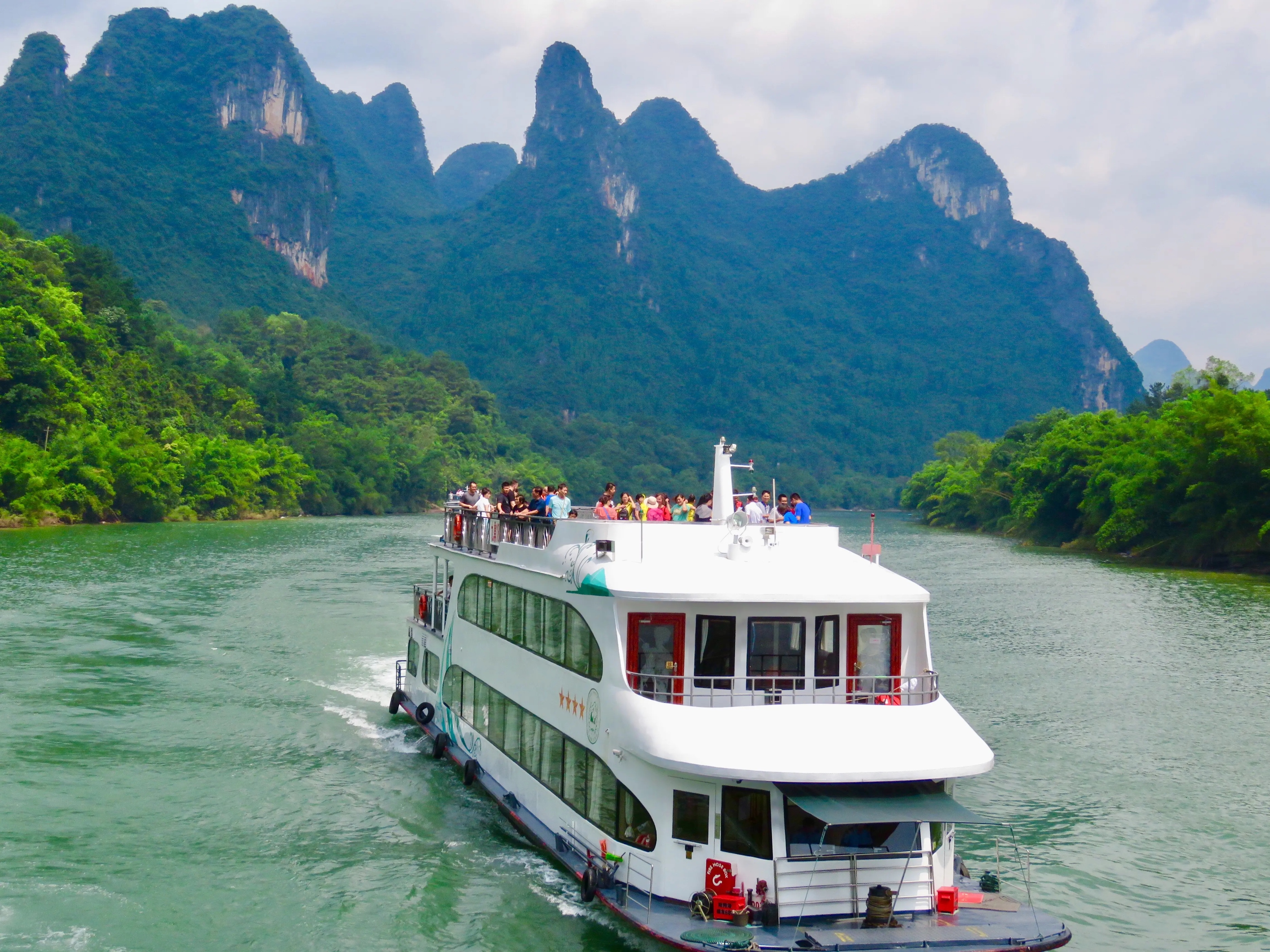 这满江碧透的水，秀拔云天的山，莫非就是马良当年留下的画卷！