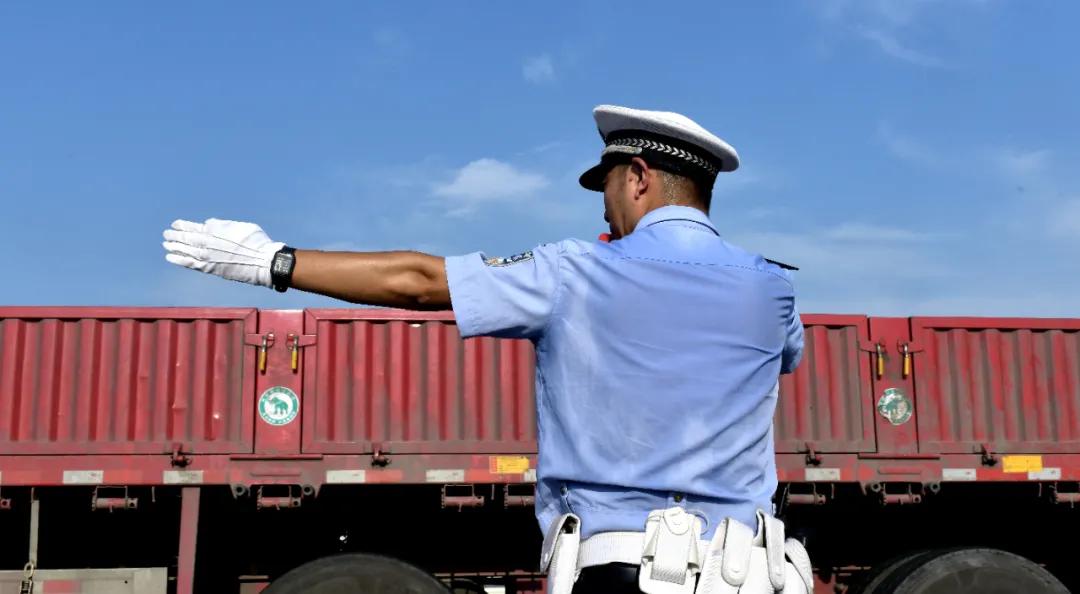 商州公安守护万家平安,守护万家团圆中秋节警察