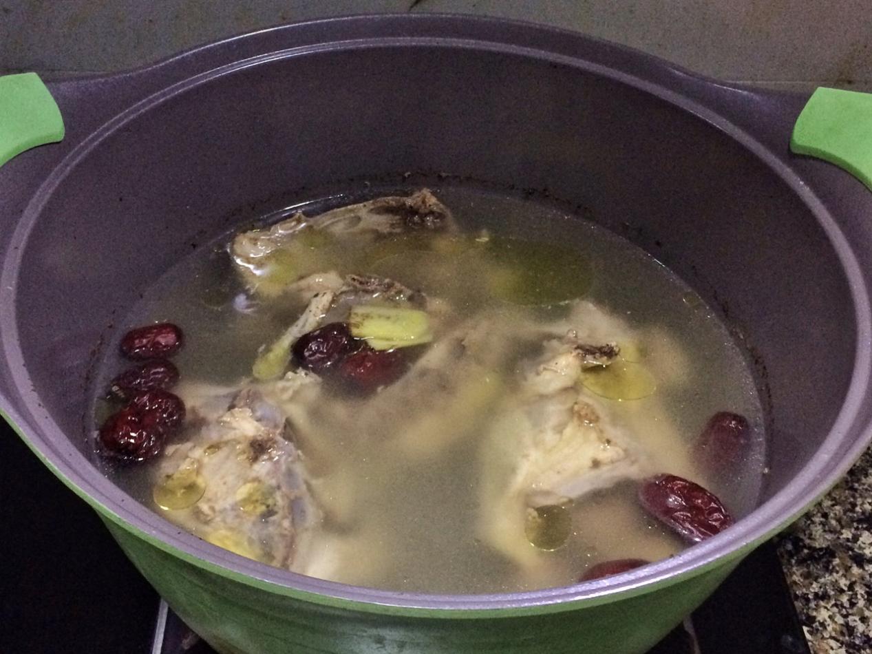 红枣虫草花鸡汤怎么炖有颜色,虫草花红枣鸡脚汤做法