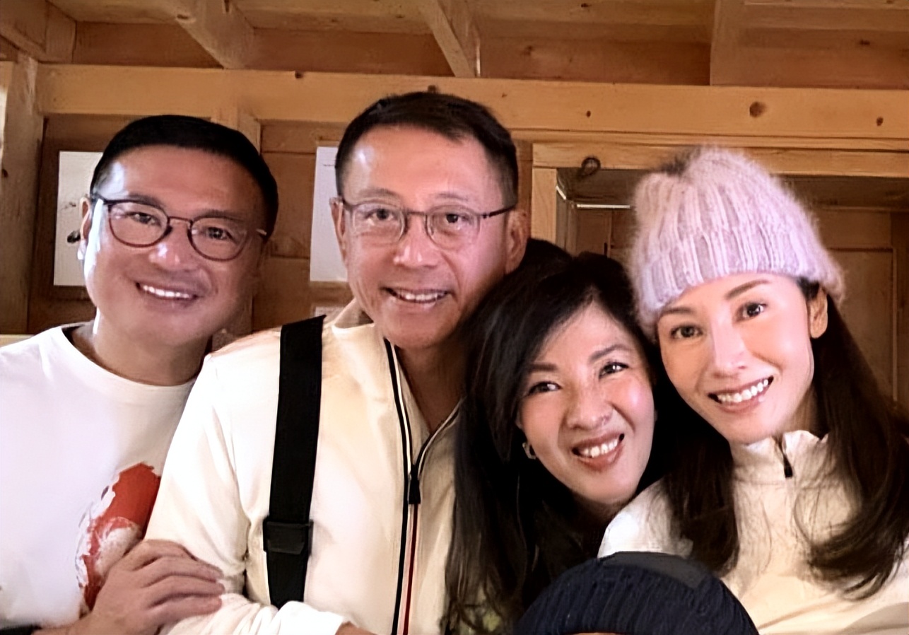 李嘉欣晒与老公合照,李嘉欣晒与许晋亨合照大秀恩爱