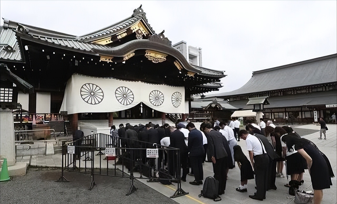 火烧靖国神社中三观正的日本小伙,中国小伙火烧日本靖国寺