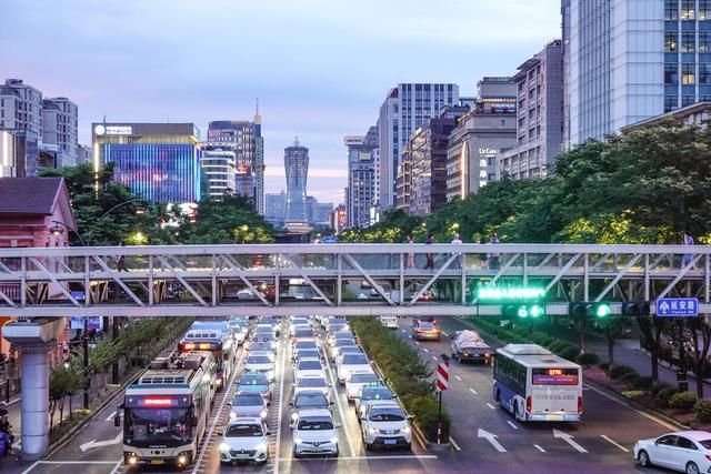 杭州路上的夜景视频,杭州延安路步行街夜景照片