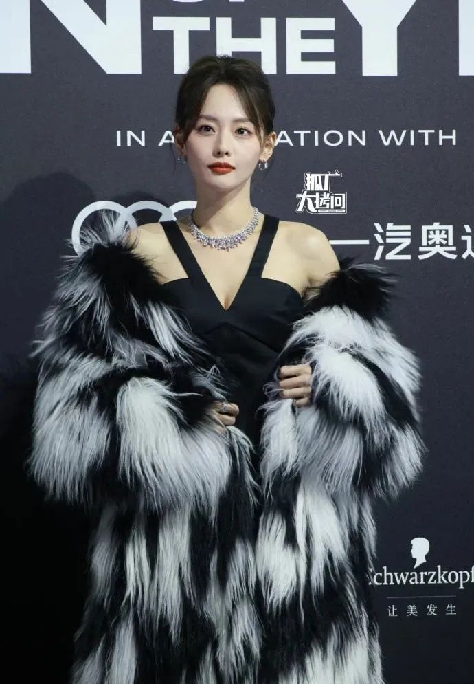 张嘉倪黑裙和网红同框,张嘉倪风波后首晒美照