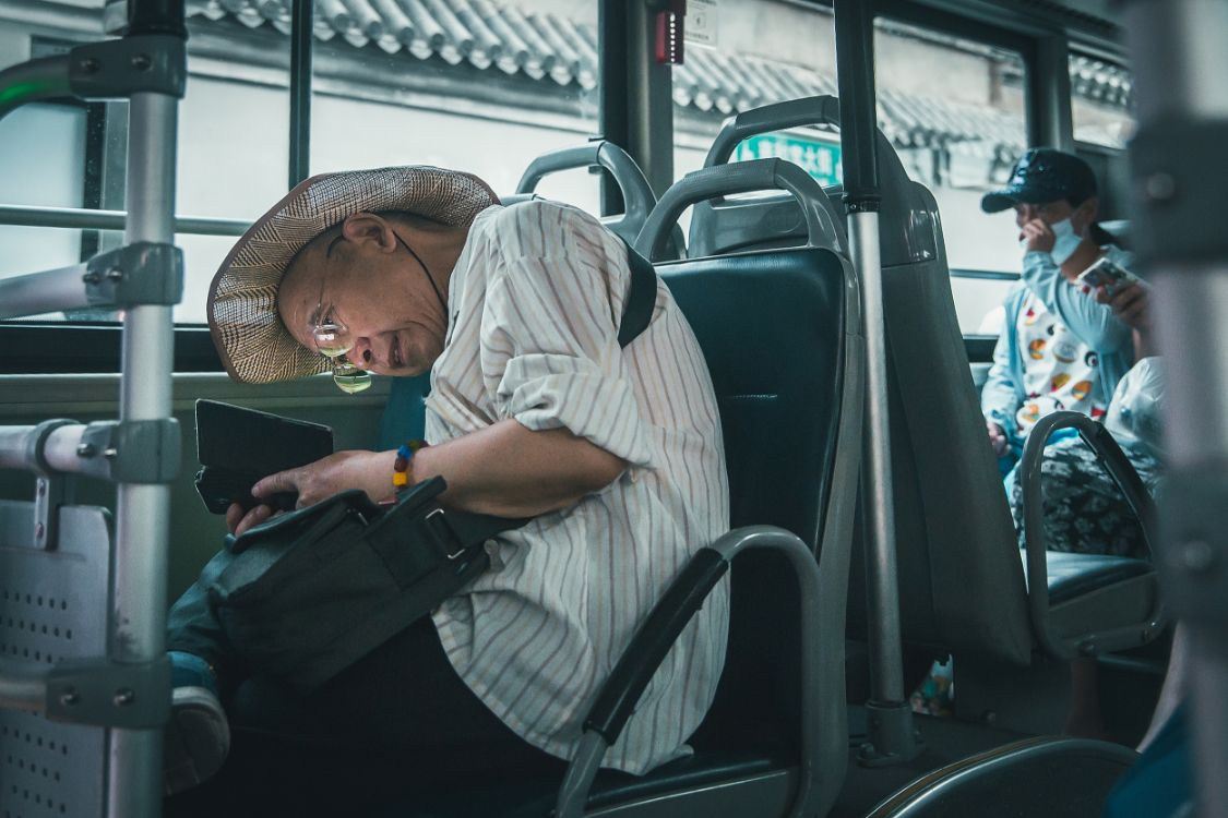 小镇父母短视频里的人情江湖:勤拍勤刷、挨个点赞、评论秒回