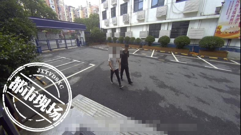 男子凌晨上客车盗窃遇到警察,男子深夜在车里盗窃被发现