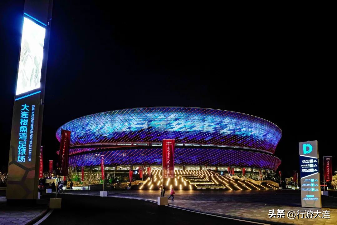 人山人海的足球比赛开场,大连人足球赛事