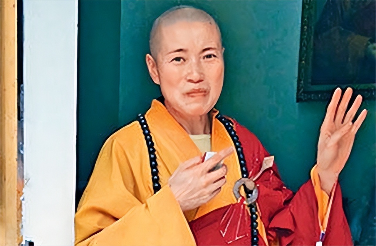 10年前，女住持戴假发穿黑丝跟和尚同居，开豪车住别墅用新款手机