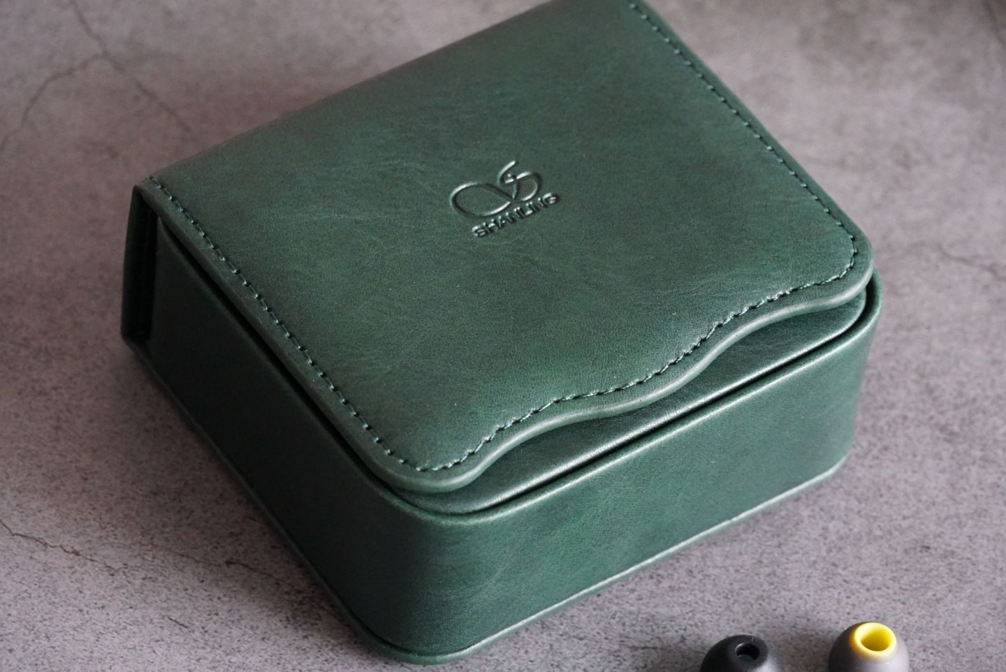 就像是送到宫里的耳机，仅3000元出头，靛蓝色木制入耳式动圈杰作