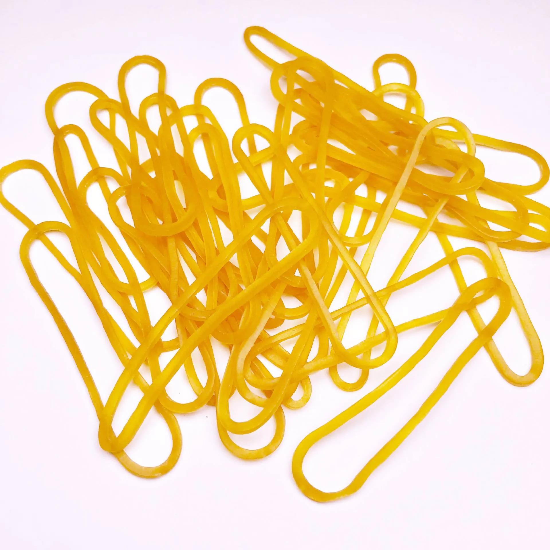 皮筯的玩法多种多样，胜利者挂在腰者*威示**，大阿姨从不徇私多给我