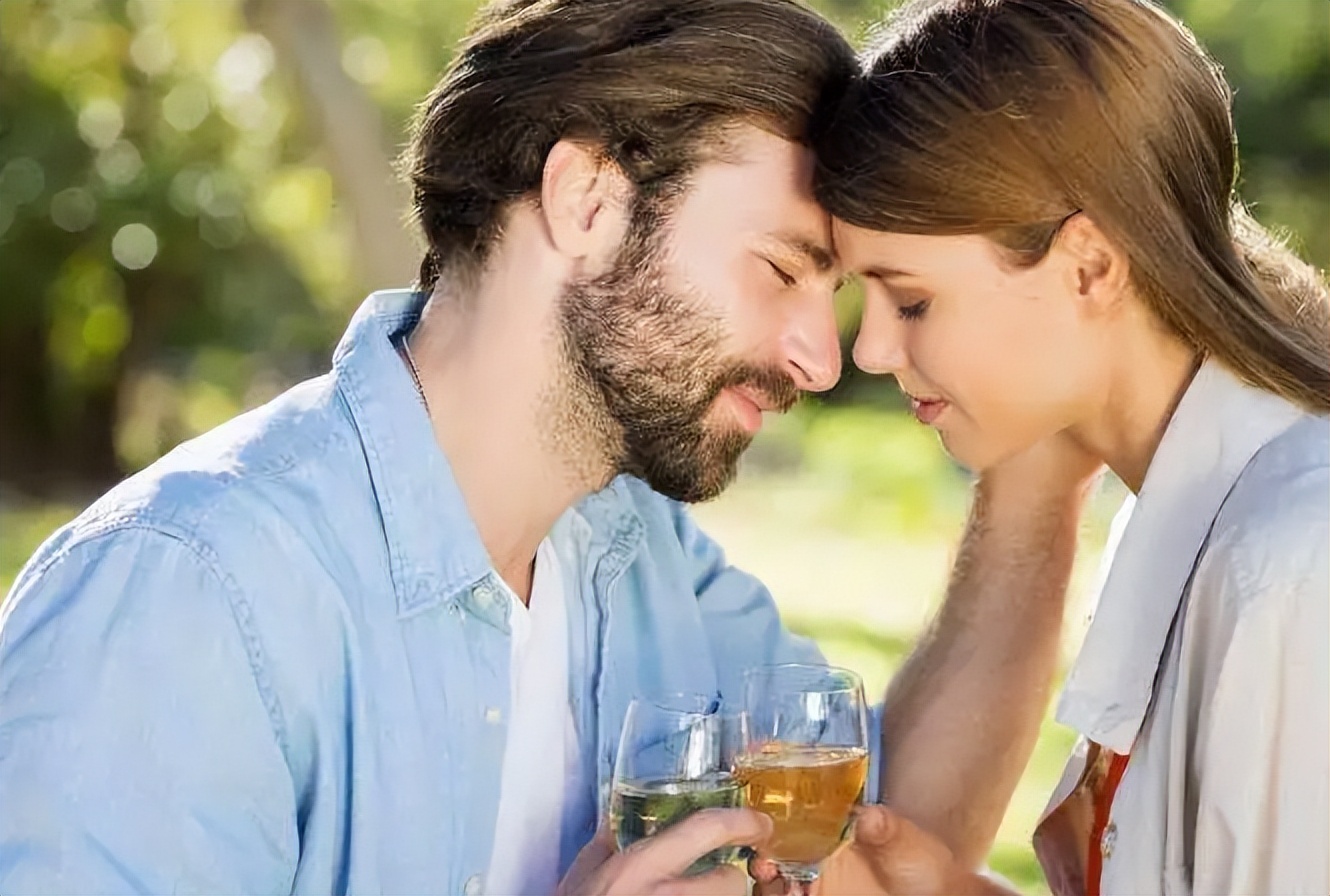 性高潮是什么？为什么女性更难达到性高潮？正确认识是关键！