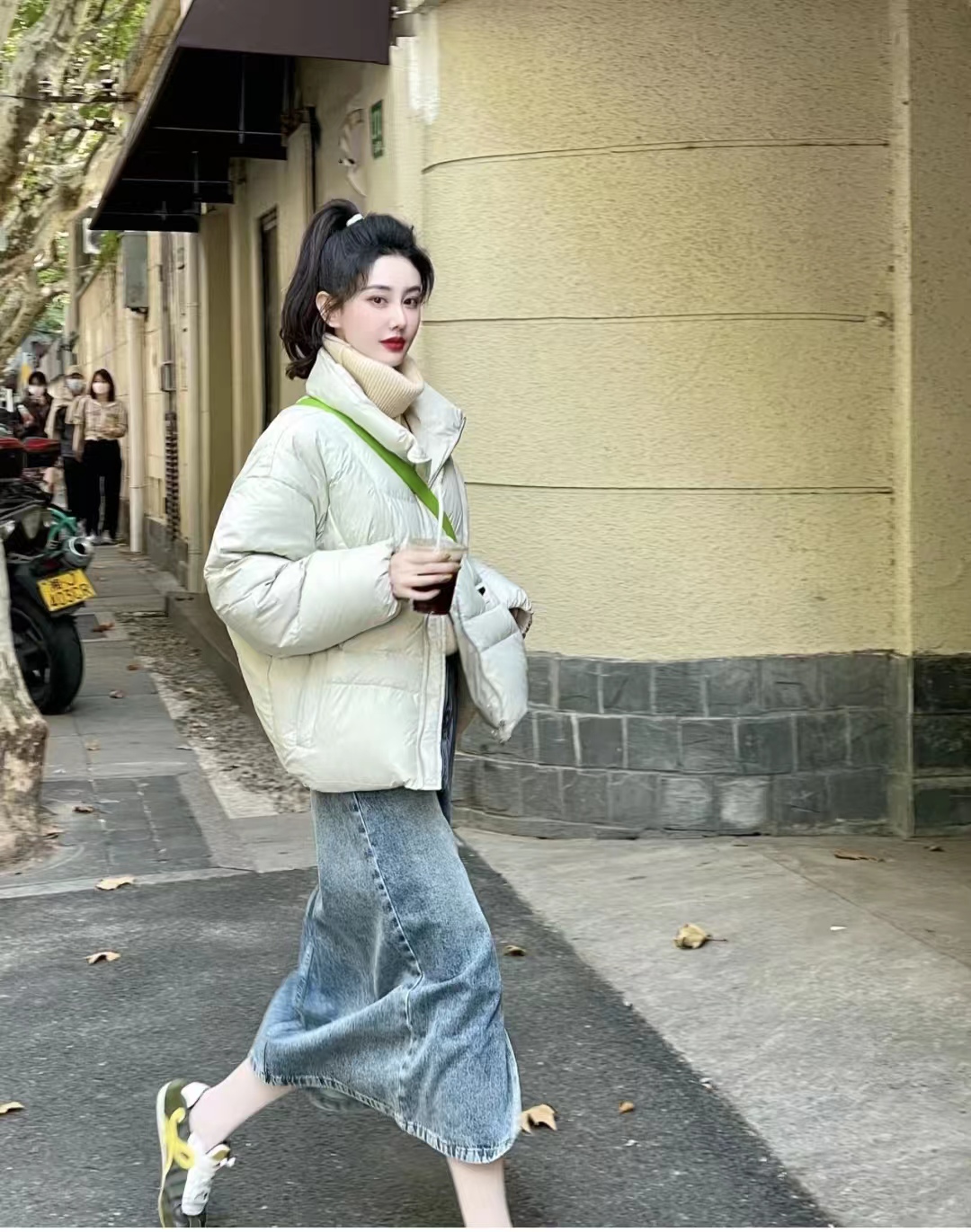 短款白色羽绒服的最佳搭配半身裙,羽绒服搭配哪些裙子才时髦