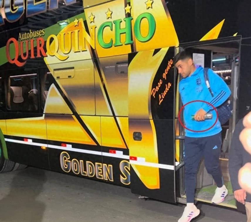 梅西痛苦倒地后挣扎爬回球场,梅西在比赛中呕吐