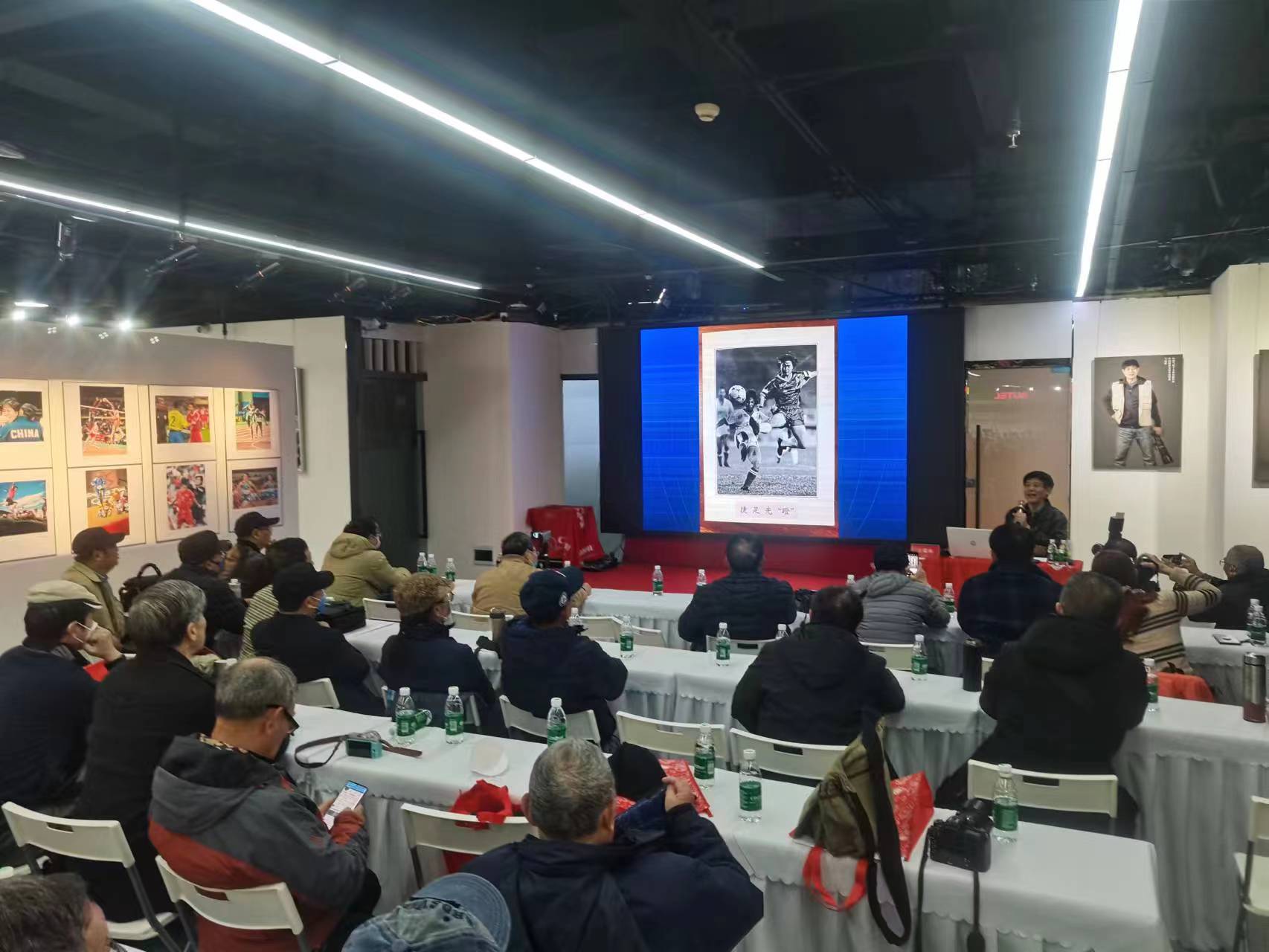 *瑞林王**体育摄影作品展《场边的凝视》在成都举行