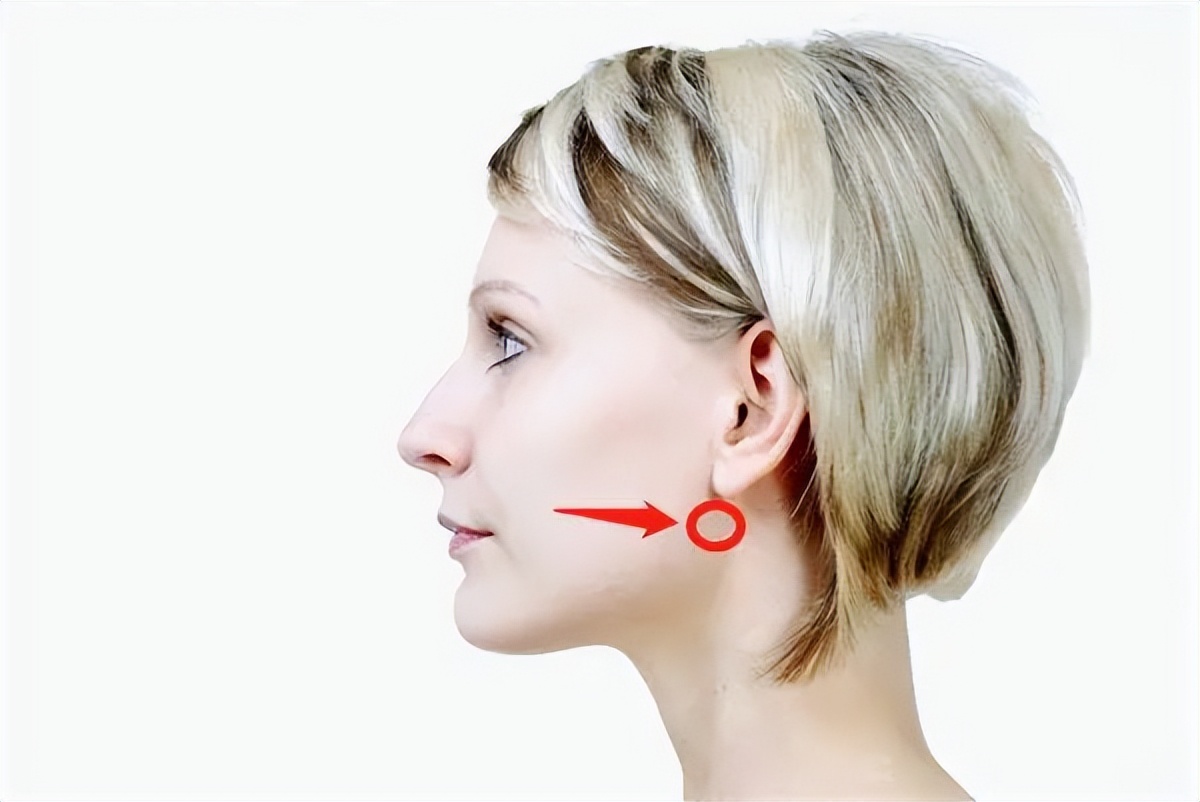 打牙关和弹舌,说话舌根不时的顶软腭吐字不清楚