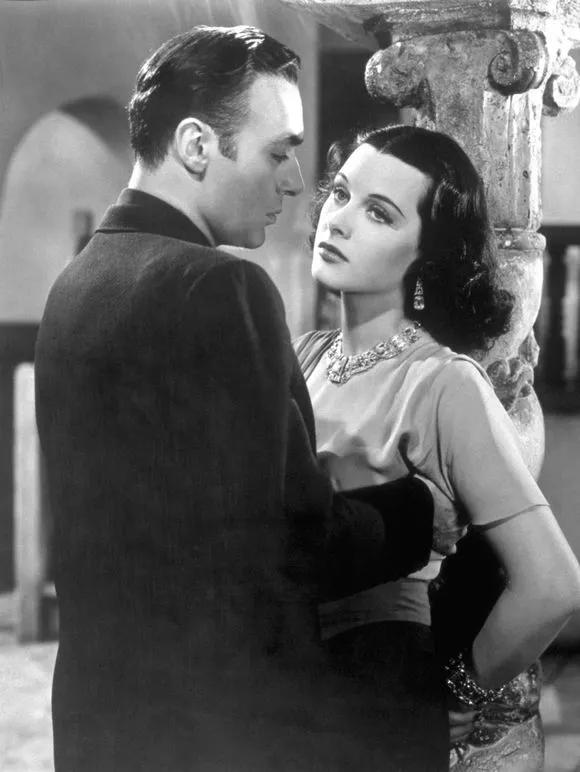 史上最美发明家，仅凭拍卖香吻就能筹到了2500万美元军费？