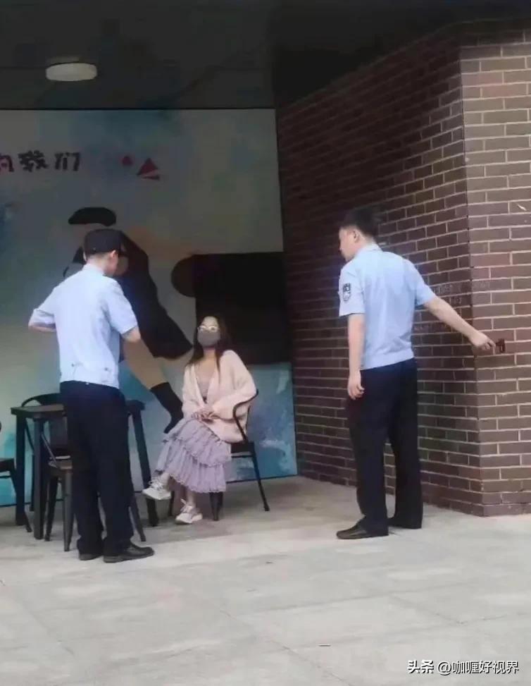 高校女生将饭扣男生头上,大学食堂饭扣男生头上