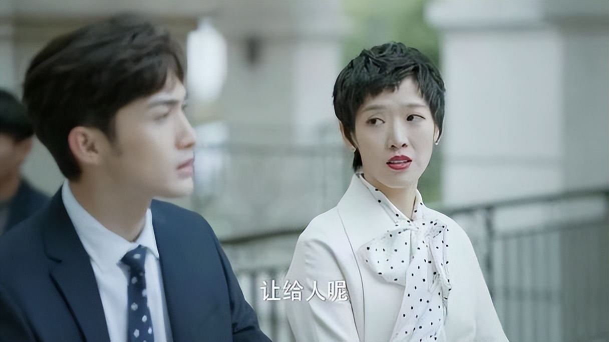 李立群32岁女儿,长得白白净净,与黑人大哥恋爱,同框合照没法看