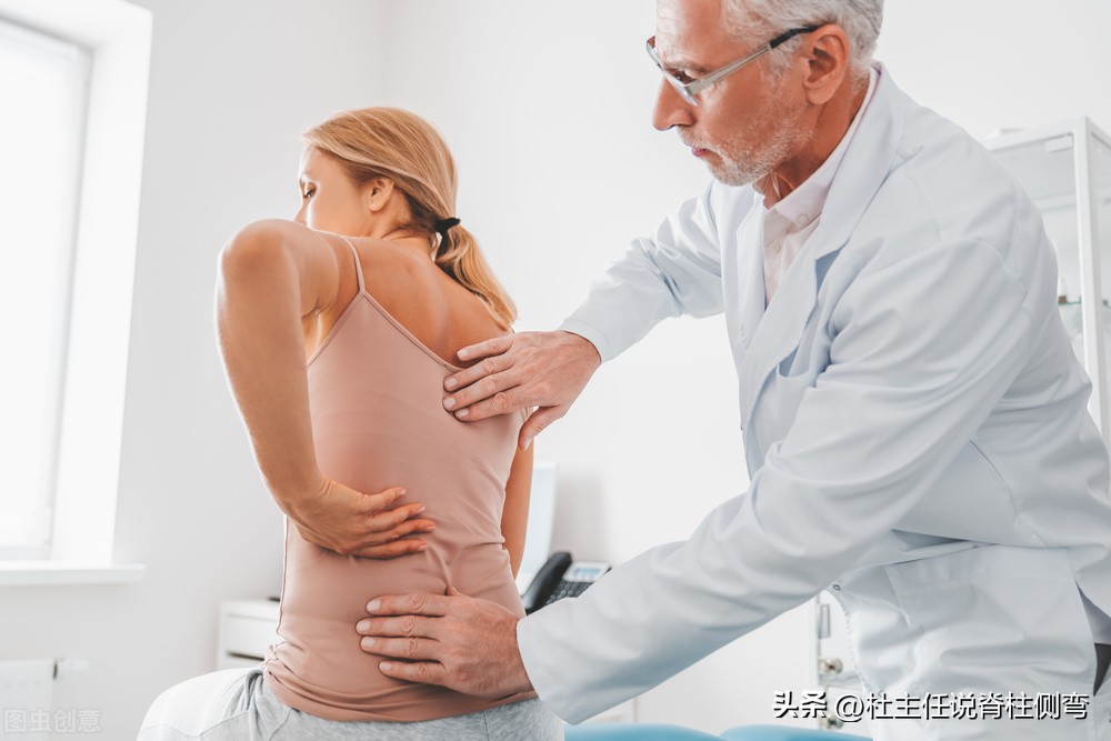 43岁女孩确诊脊柱侧弯症,中学14岁女生患脊柱侧弯20度