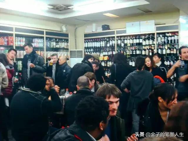 琳琅满目都是酒，一眼望去全是人，传说中的天堂酒吧超市