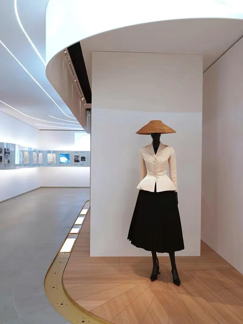 dior鏈嶈鍚勪釜鏃舵湡椋庢牸鐗瑰緛婕斿彉,dior50骞翠唬鏈嶈鐗硅壊