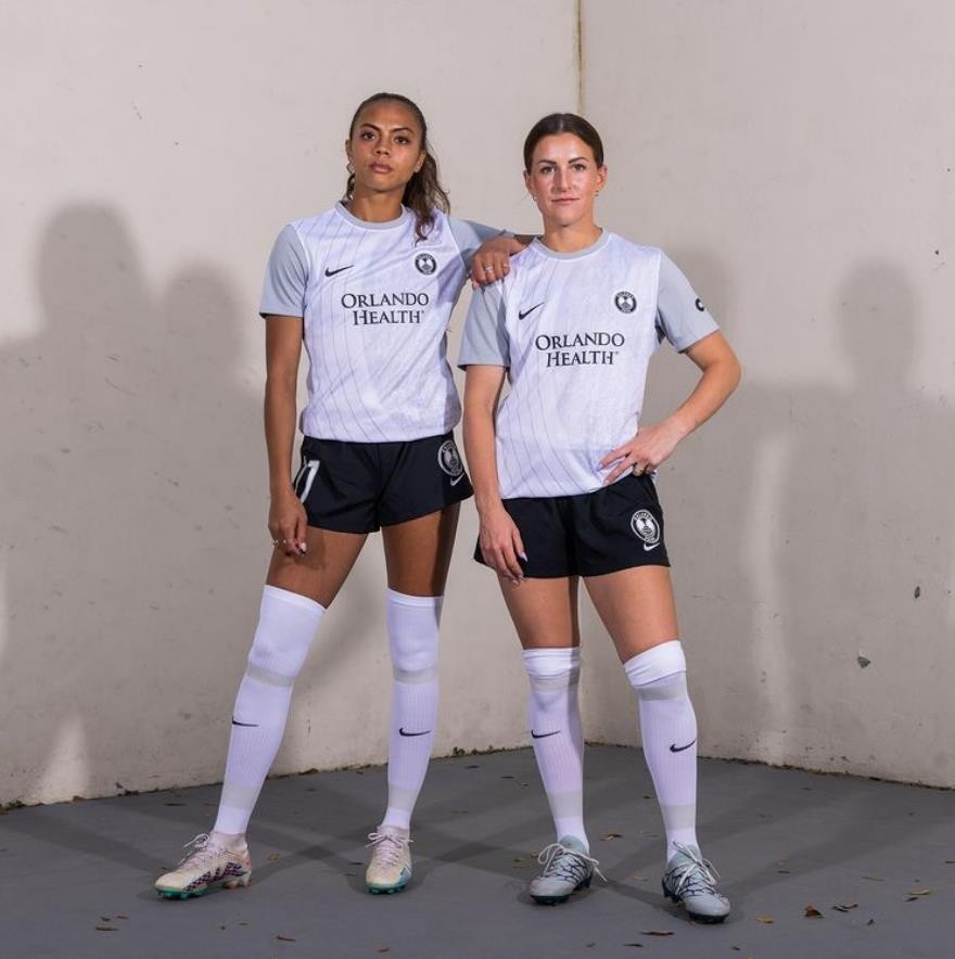 为了让生理期选手有自信，美女子足球队将队服颜色改为黑色