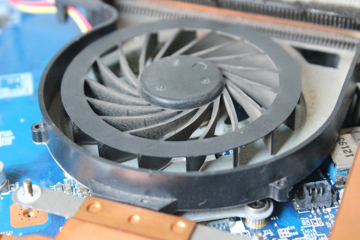 电脑发出嗡嗡响的声音是什么原因,电脑突然发出很大的嗡嗡声咋办