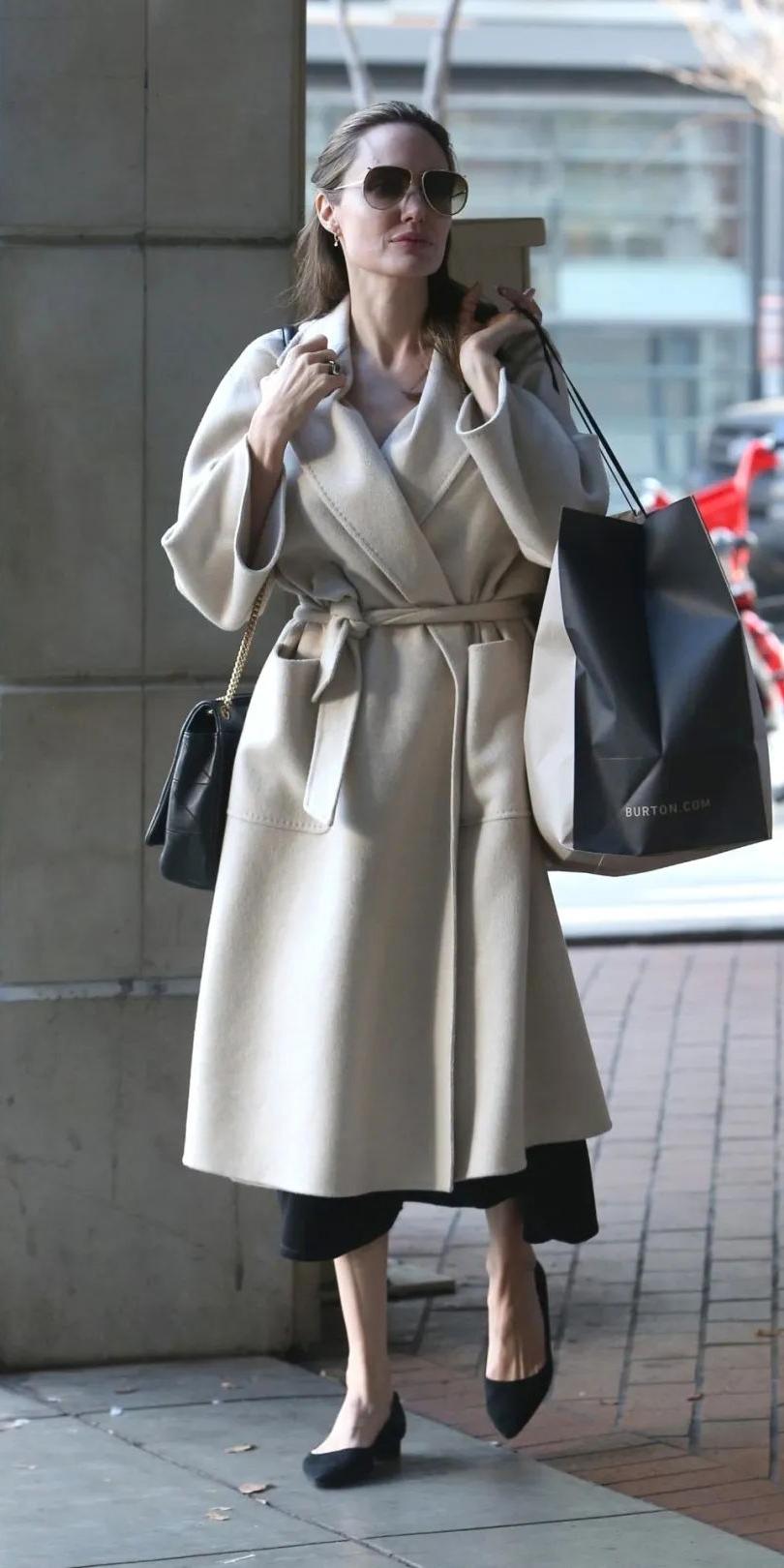 安吉丽娜朱莉大衣,安吉丽娜朱莉的冬季大衣街拍