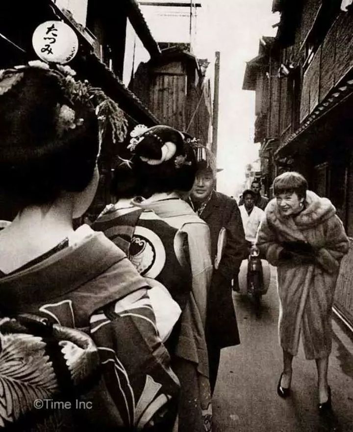 日本*女妓**玛丽，为等到心上人归来，78岁仍靠站街赚钱，受国人敬仰