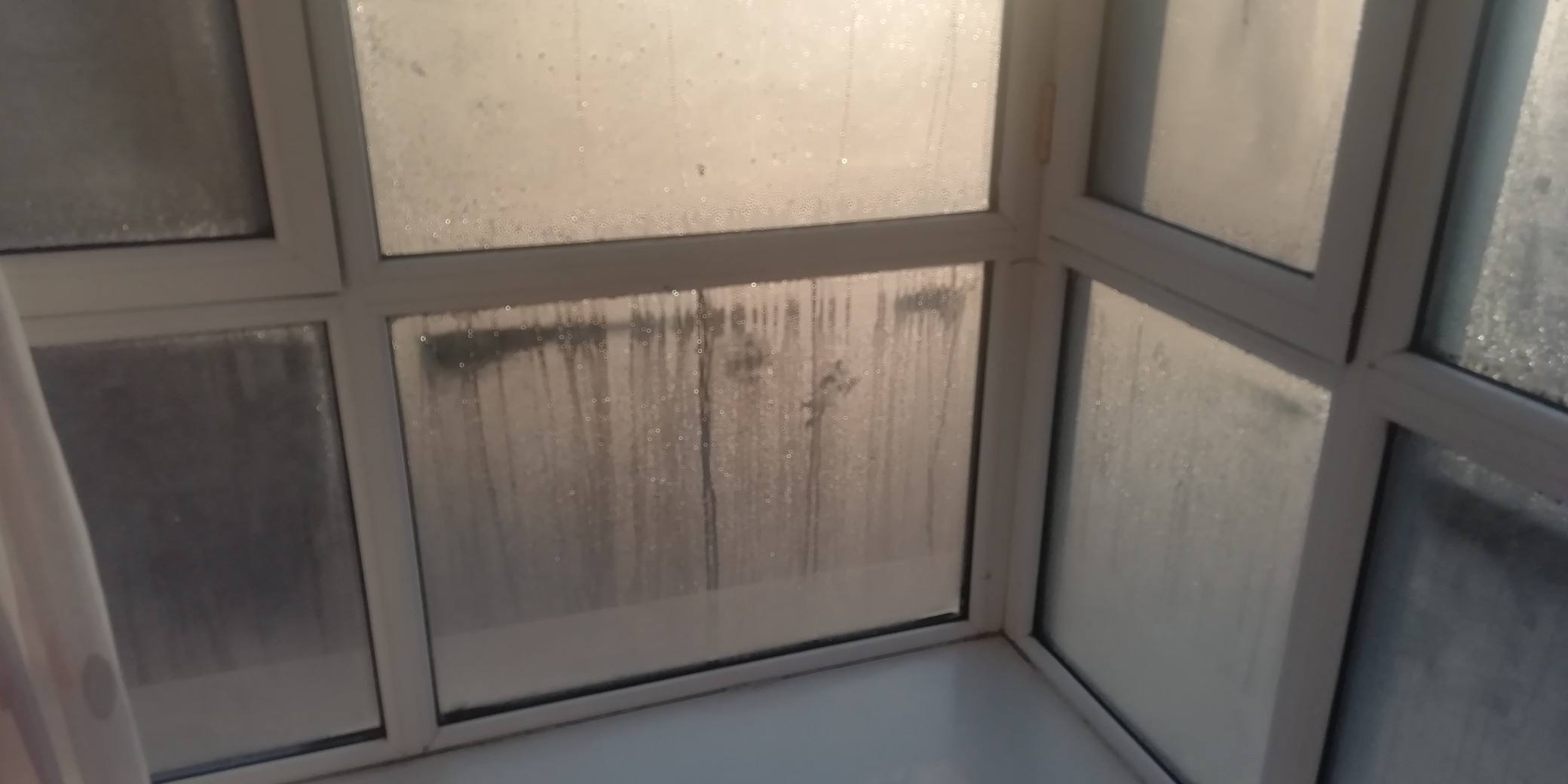 窗户漏风怎么保暖效果最好,家里的窗户漏风应如何进行密封呢