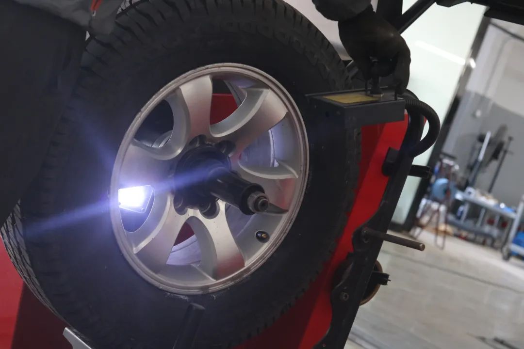 2003年的丰田老霸道，33万公里“车况残旧”，翻新复活变新车