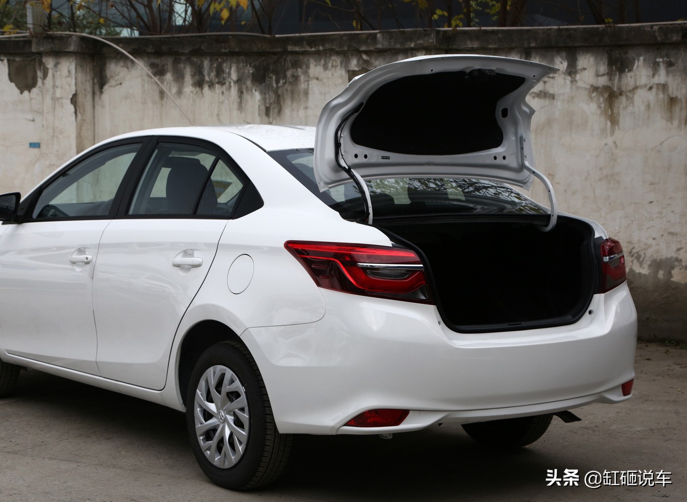 丰田三厢车哪一款值得入手,省油质量好耐用动力好的丰田suv车