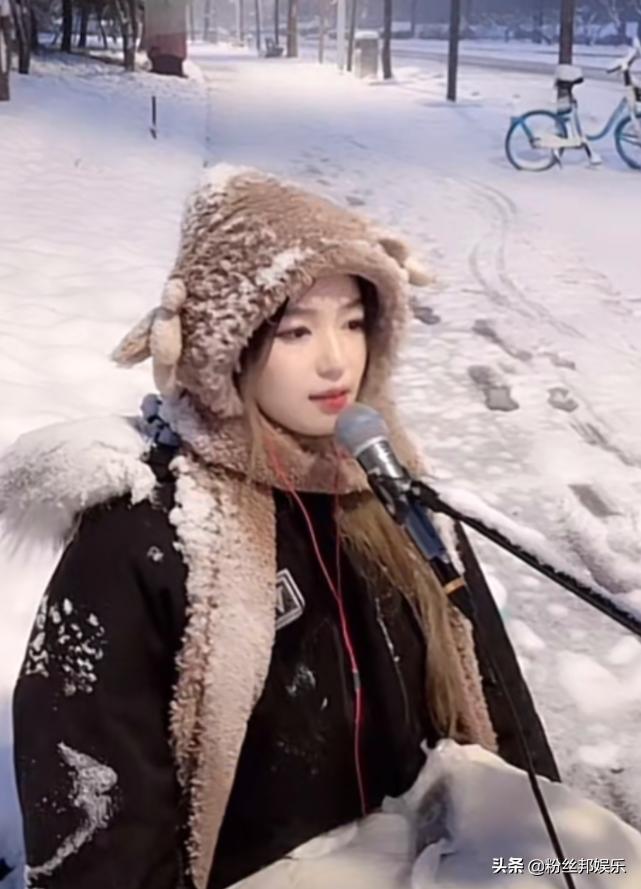 路边一排网红直播唱歌,一排女的路边直播唱歌