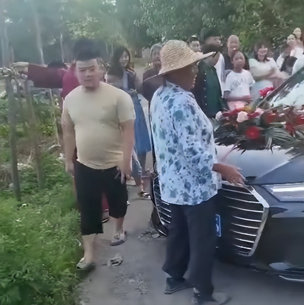 租500万劳斯莱斯去接亲,一大妈讨要红包掰断劳斯莱斯车标