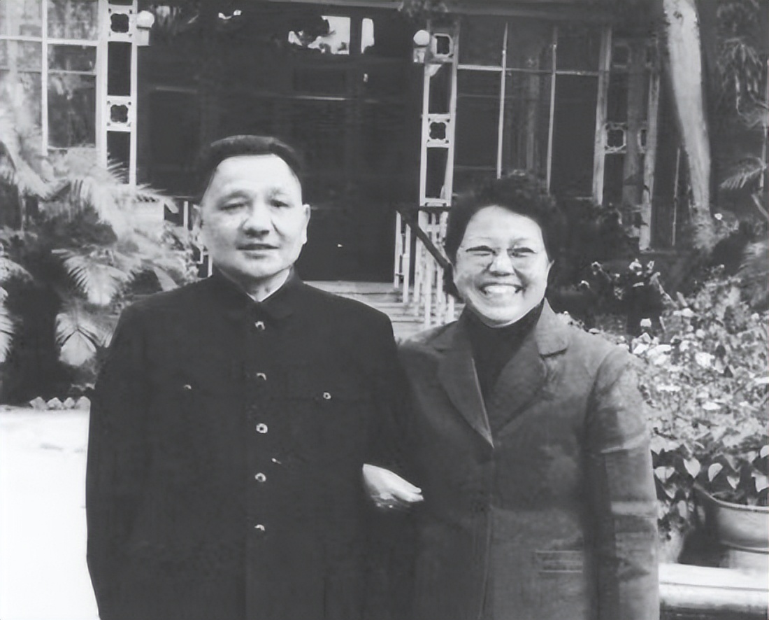 1990年，86岁的*小平邓**来到发妻墓前，对邓楠说：她比照片上更漂亮