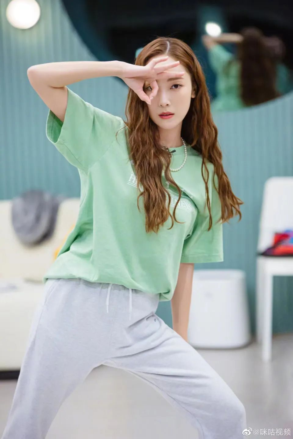 今年流行怎么穿t恤,今年最流行的减龄t恤