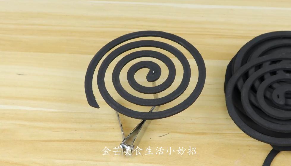 今天才发现，一条毛巾就能把蚊香完整分离，1秒一个，太实用了