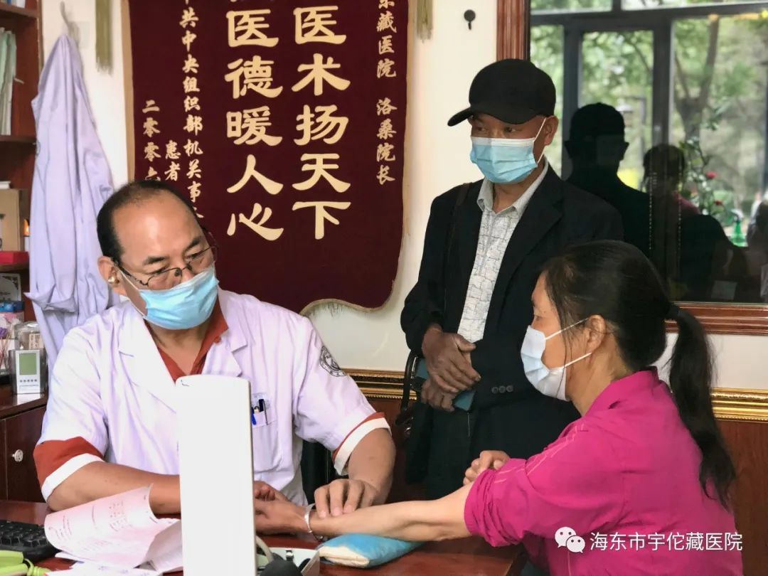 青海日报报道的：“好曼巴”的仁心就是海东市宇佗藏医院院长洛桑