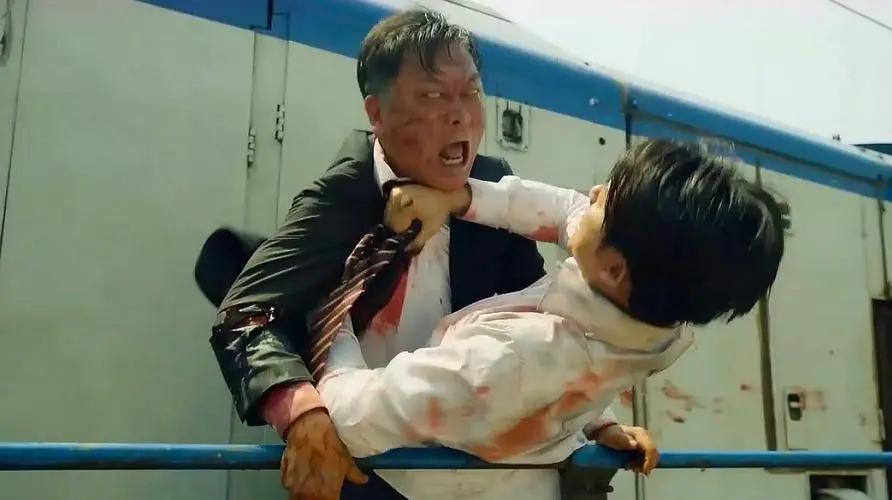 《釜山行》：经典的丧尸片之一，原本有个更悲惨的结局