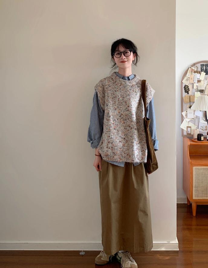 时尚潮流百搭垂感面料阔腿裤穿搭,蓝衬衣配藏蓝色阔腿裤慵懒风