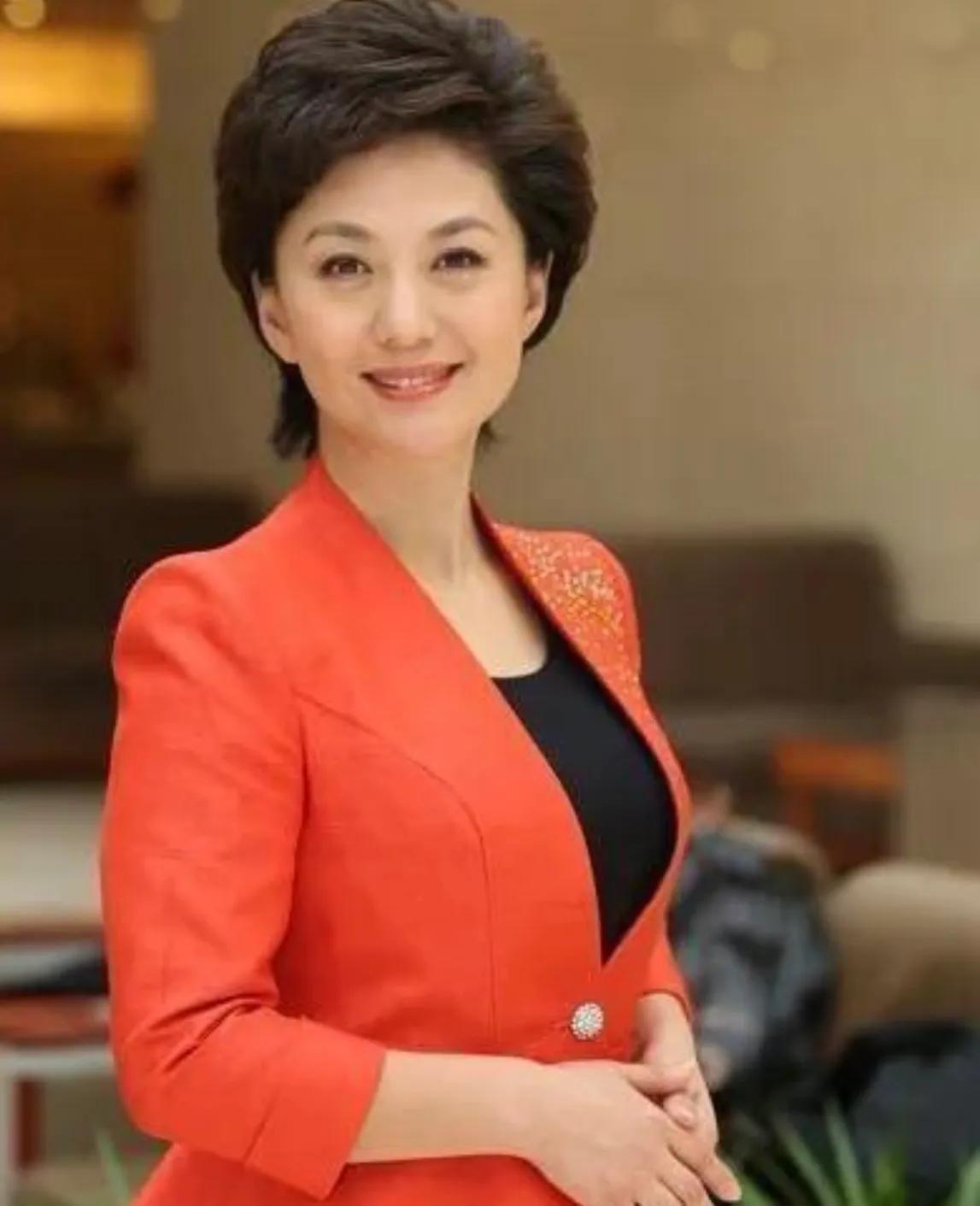 央视主播洗牌：郑丽渐入佳境，海霞即将谢幕！她俩，你更喜欢谁？