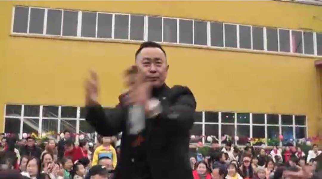 抖音网红黄老头唱歌走红，后又进军娱乐圈，黄老头火出国际？