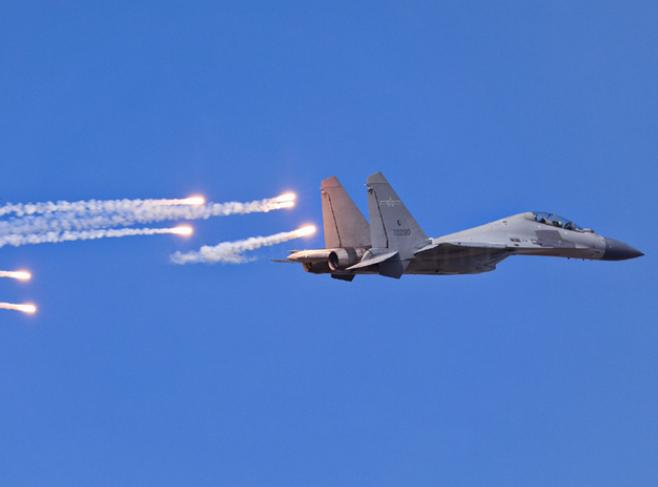 6月3日消息：美军机抵近山东舰，歼16没给歼15机会，与美机拼*刀刺**