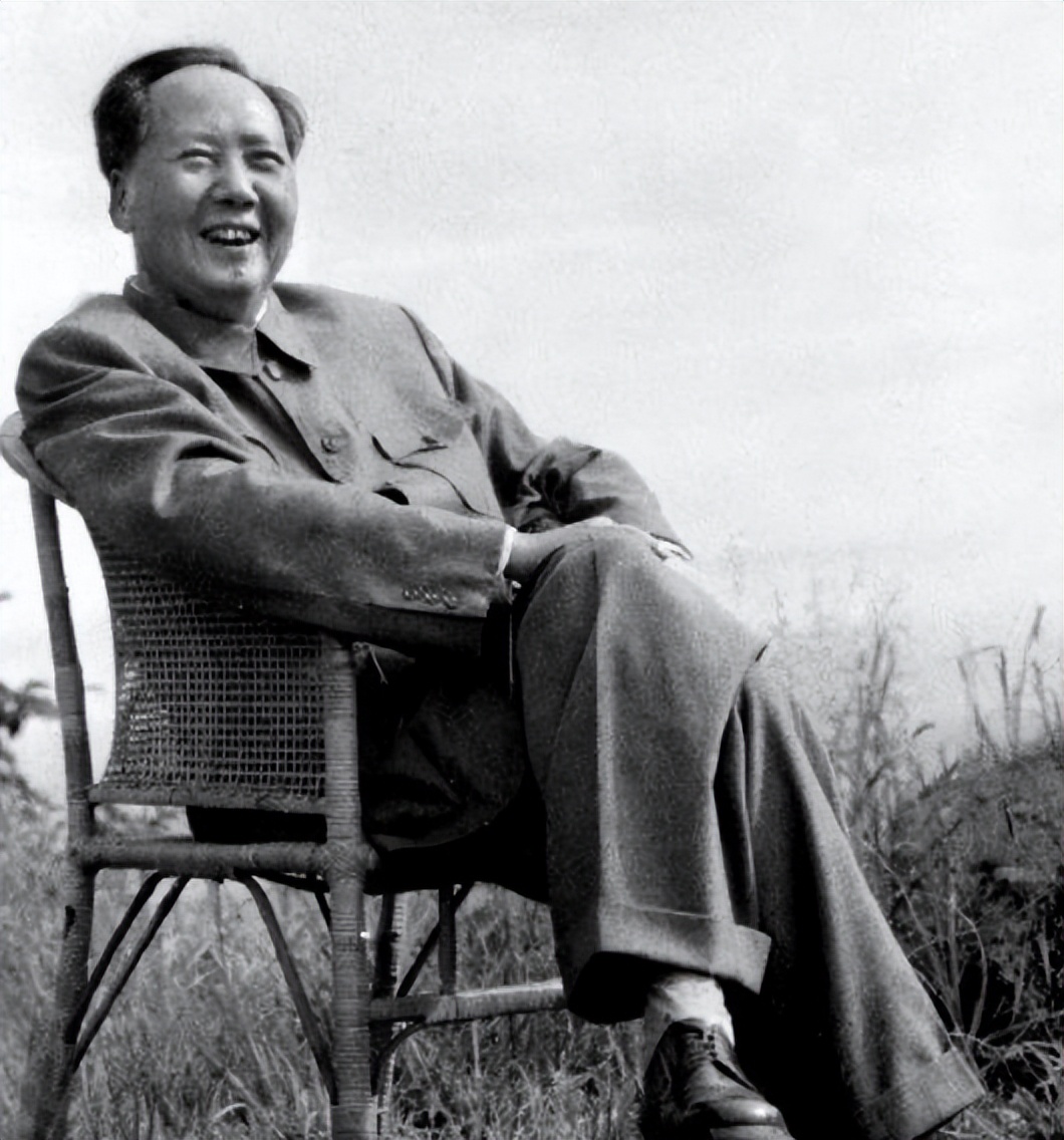 *先念李**抽雪茄，毛主席看了半天：有这么好的烟，怎么不早点拿出来