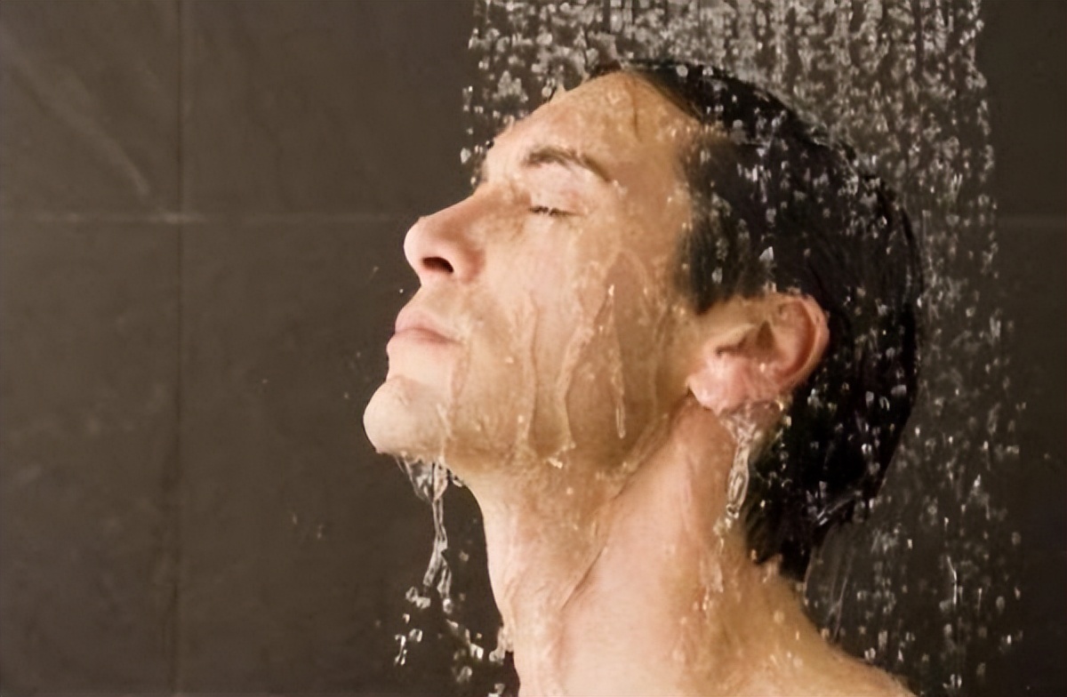 冬季皮肤皮屑满天飞,冬天来了皮肤干燥脱衣服有皮屑