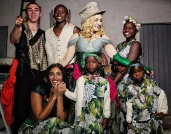 麦当娜戴粉色墨镜亮相,麦当娜穿粉色裙