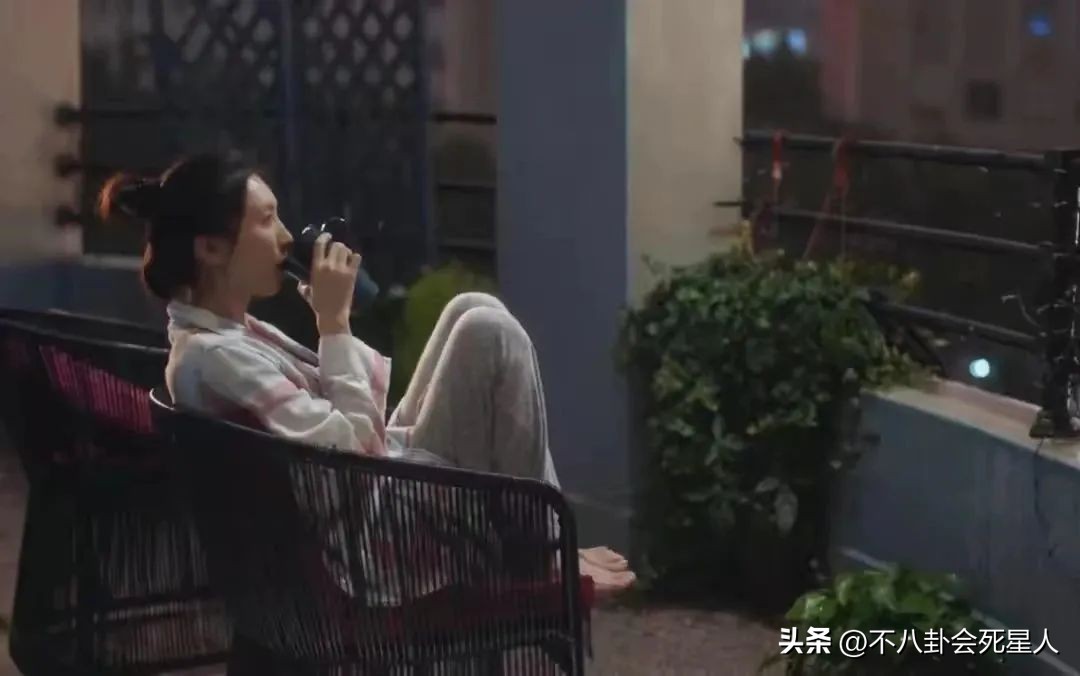 国产剧又见“假穷人”，买二手手机、抢五折牛排，却住北京四合院