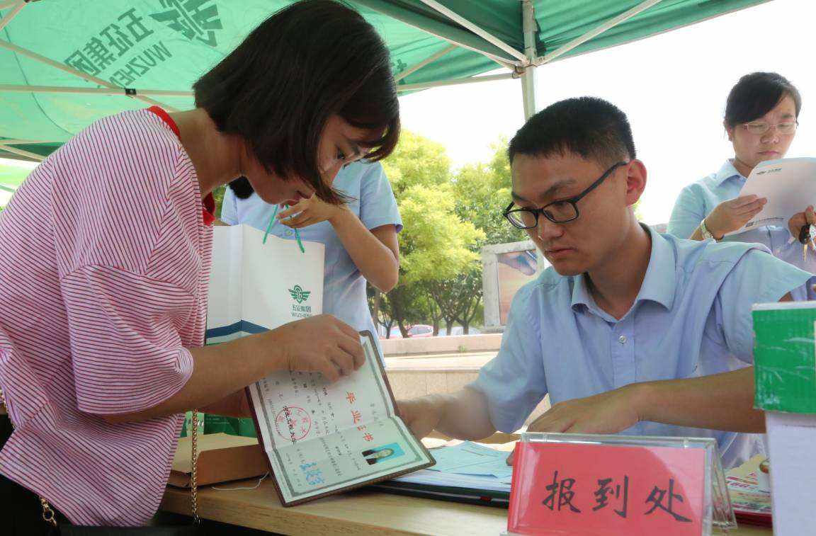大一新生带着冰箱来报道,大一新生报到需要带什么