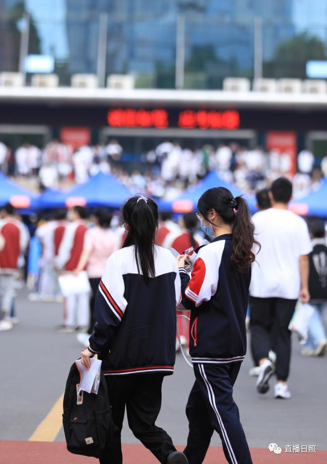 直击2023高考现场暖人瞬间,直击2023高考场外实拍视频