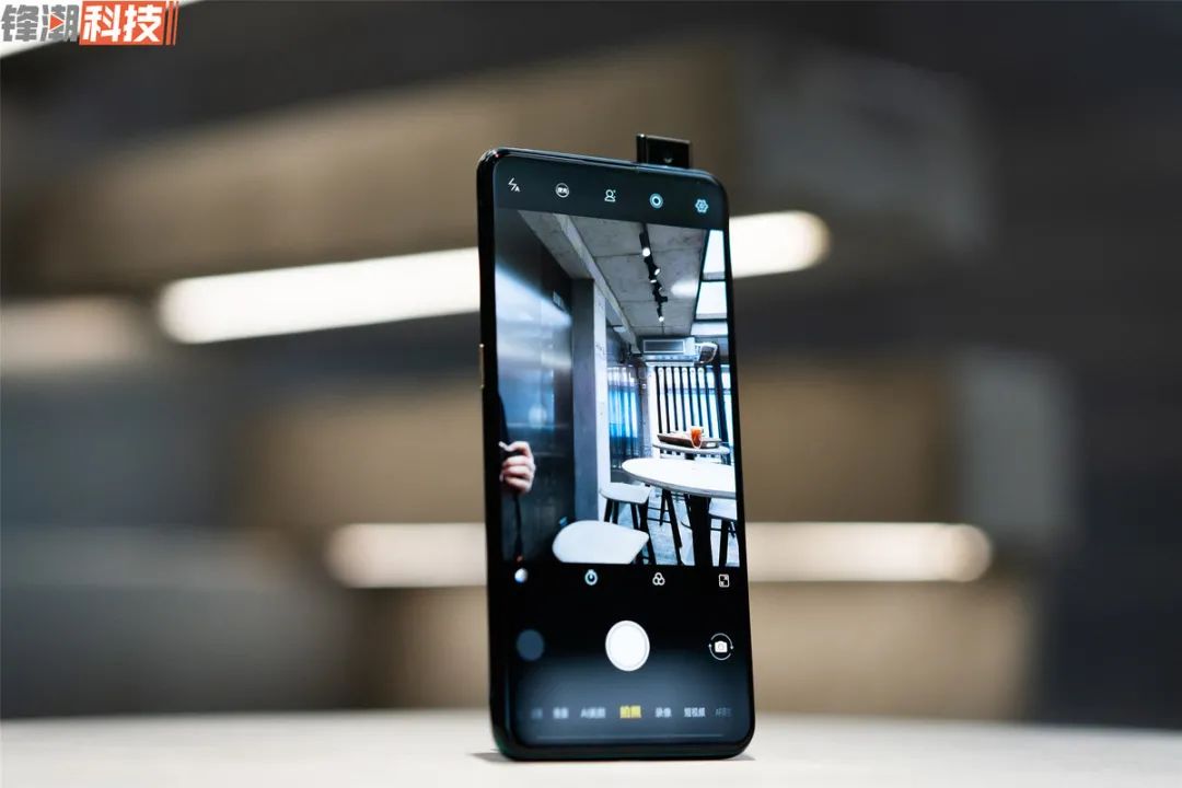 手机里面根本没有这个大块头的容身之地，但是这一次，不太一样了